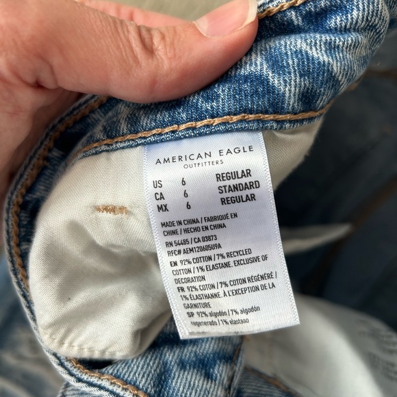 American Eagle Distressed Mom Jeans medium wash size 6 - Picture 4 of 6
